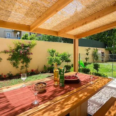 Dora Apartment
