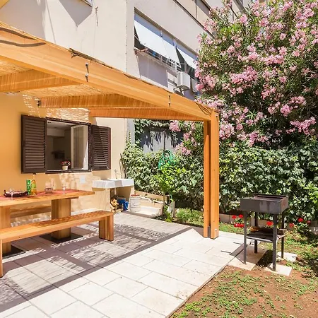 Dora Apartment *